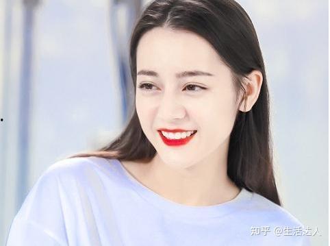 迪丽热巴素颜照图片,真实与美丽的完美融合